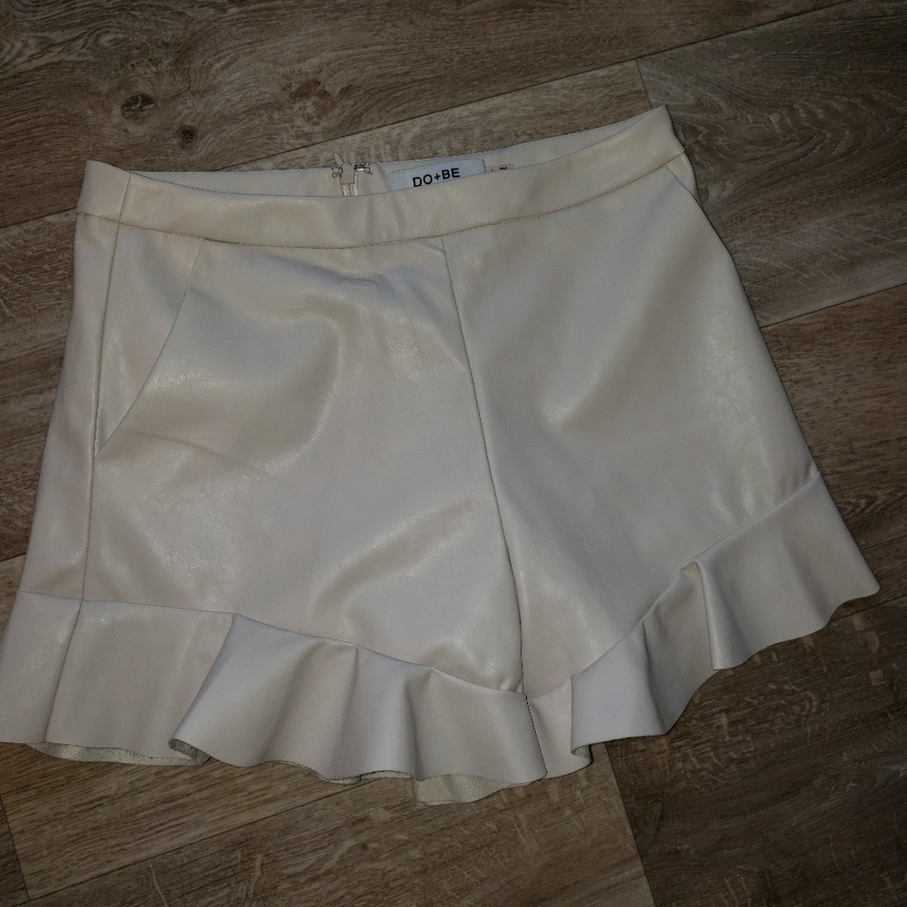 DO + BE Leather cream shorts